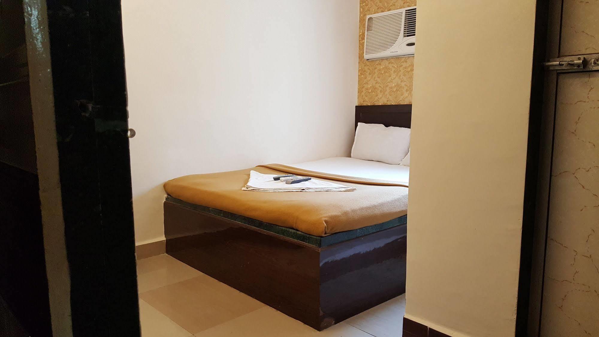 Hotel Al Mehraj Мумбаи Экстерьер фото